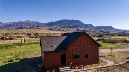 New Luxury Mountain Modern Cabin Near Yellowstone