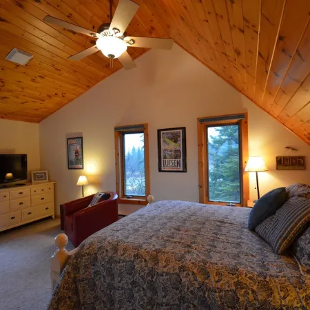 Comfortable 3 Bedroom, 2 Bath Cabin Between Lutsen Mountains and Lake Superior