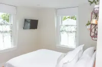 Private Rooftop Deck & Apartment with Water Views. Close to the Train to Salem!