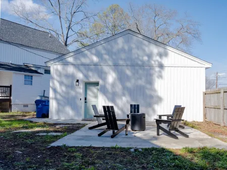 Historic 4 BDRM Duplex + Sleeps 10 + Fire pit + 3 mins to Downtown Columbia