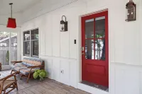 Cozy two-bedroom cottage - five minutes walk to Wayzata and Lake Minnetonka Hotels in Wayzata