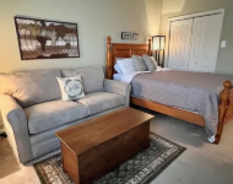 Steps to slopes at Bryce Resort! Family-sized condo with balcony and fireplace