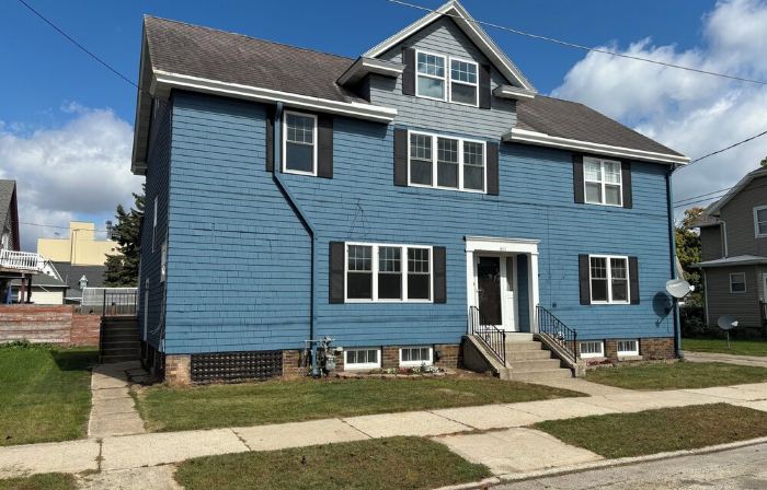 Gorgeous 6-Bedroom House. Sleeps 14 .3 Mile from the Beach!