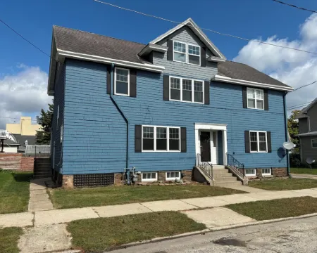 Gorgeous 6-bedroom house. Sleeps 16. .3 mile from the beach! Hotels in Manitowoc
