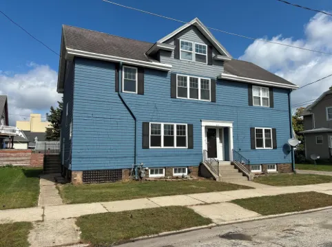 Gorgeous 6-bedroom house. Sleeps 16. .3 mile from the beach! Hotels in Manitowoc