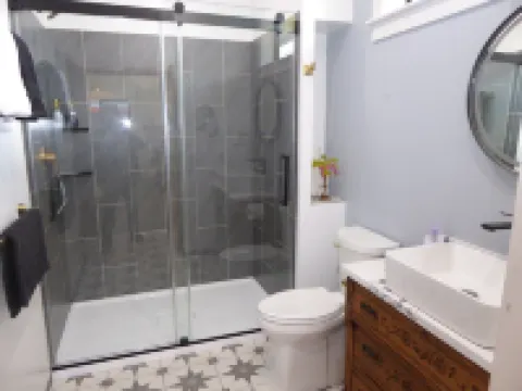Oak Alley Close in, Ample Kitchen, Private, Locked Patio, Sauna with Fee.