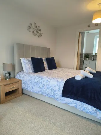 Large, light and airy room with kingsize bed & lovely views of the countryside.