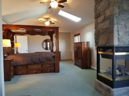 Pocono Area Lakefront Estate, GREAT FOR KIDS, Pontoon boat for rent, game room.