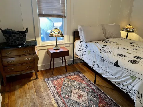 Walking Distance to Arena, Main Street, Mirror Lake, and Restaurants!