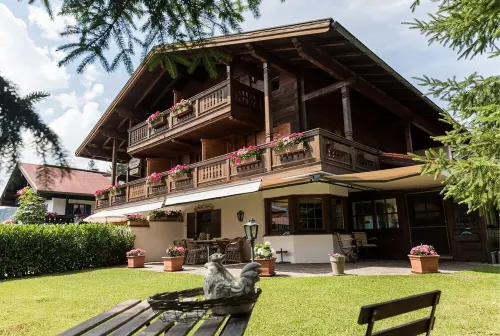 Studio Apartment with Large South-Facing Balcony & Mountain View