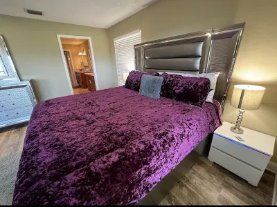4 Bedroom With 4 King Beds, Pool and Arcade: 15 Min Drive To Clearwater Beach Отели рядом с достопримечательностью «Пинеллас Байк Трейл»
