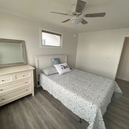 BEAUTIFUL LAKE FRONT NEWLY RENOVATED COTTAGE 2021 Отели в г. Джерриш Тауншип