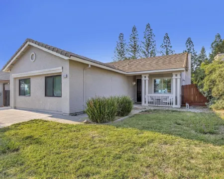 Charming 3-bedroom home, popular Broadstone area, walk to shops & park, WiFi, AC Hoteles en Folsom