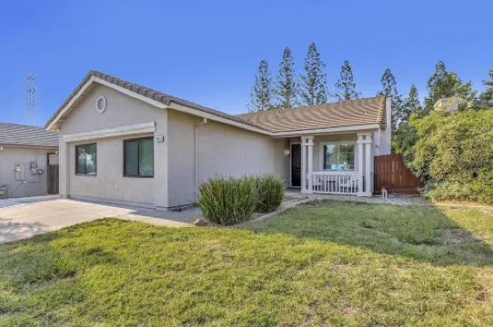 Charming 3-bedroom home, popular Broadstone area, walk to shops & park, WiFi, AC