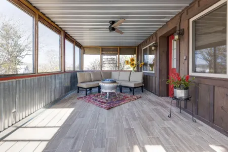 Charming 4-bedroom cabin overlooking Table Rock Lake