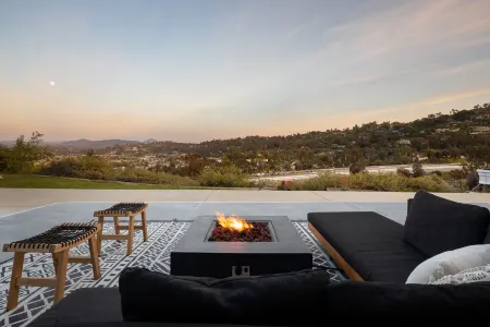 Spacious & Fun - 5BR/4BA • Pool Table • Hot Tub Отели рядом с достопримечательностью «Dr J's Elegant Reflections Med Spa»