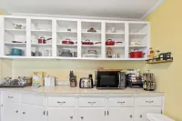 Cozy Farmhouse near Mammoth Cave on 45+ acre animal farm Hotels in Hart County