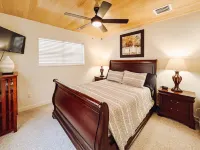 Camp Manatee - Riverfront Cabin, Stunning Views, Pet-Friendly, Hot tub + Kayaks!