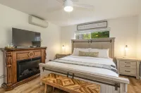 Modern Yosemite Escape – Cozy + Nature Views + EV Charger + Large Deck +Kitchen