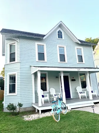 Belle is a cute cottage blocks from shops, bay, cafes Отели в г. Кейп Чарльз