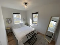 Cute centrally located home! Hotels in Cedar Falls