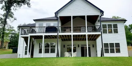 Stunning, Designer 6 Bdrm Lake House, Relaxing Retreat, 15 Min from GSP!