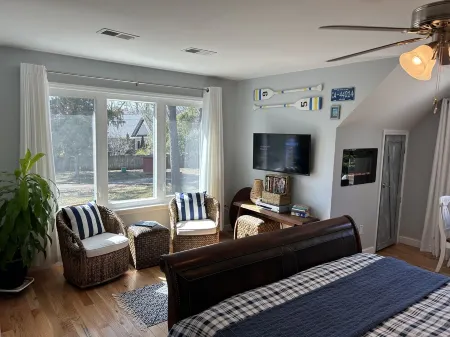 Peaceful & Clean Waterfront Suite on the Lake Norman Main Channel