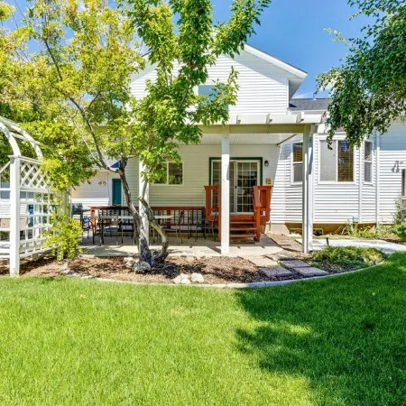 Designer home with hot tub, 2 Masters, 4 full baths, close to Sundance, BYU, UVU