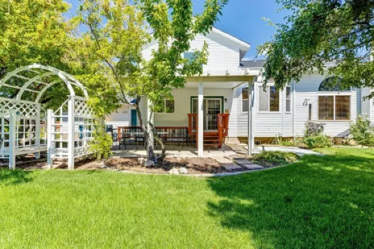 Designer home with hot tub, 2 Masters, 4 full baths, close to Sundance, BYU, UVU