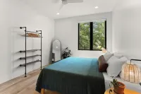 5BR City Loft - Atop Natural Wine Bar! Steps to Downtown & Magazine! Hotels in Lower Garden District