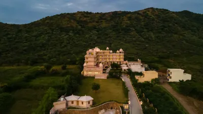 Traavista Aravali Mahal - Luxury Lake View Heritage Resort Hôtels à proximité de l'Aéroport Maharana Pratap