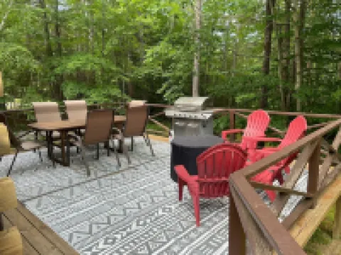 Log Cabin 1.6 Miles from Newfound Lake! Pet Friendly! Sleeps up to 10