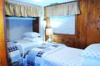 Beautiful Cottage Just minutes from The Twin Lakes & Beach