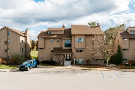 Cozy 2-Bed Golf Course Condo. Minutes To The Beach!