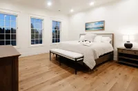 Holiday Lake House - Sleeps up to 32 w/ swim spa