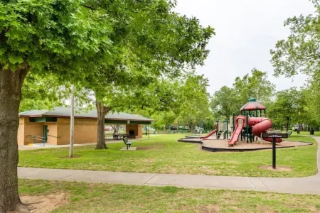 Apache Retreat- 1 mile to OU Campus with Fire Pit Отели рядом с достопримечательностью «STASH»