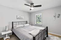 Beautiful 4 bedroom home just 3 1/2 blocks from downtown & Lake Michigan - Balcony