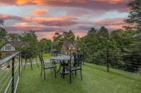 A Beautiful Escape By The Riverside! Hotels in Rockford