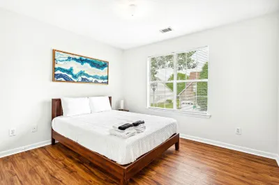 Stunning Home Near Atl with Full Arcade Experience - Sleeps 14 리덴 빌리지 주변 호텔