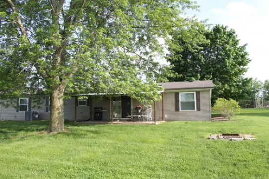 Come relax in this beautiful 3 bedroom house with lots of space! cozy & peaceful