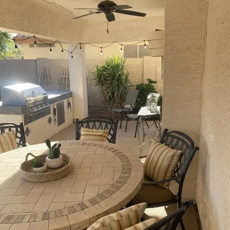 3 Bedroom 2.5 Bath With Hot Tub & Heated Pool! Outside BBQ Area with Fire Pit!