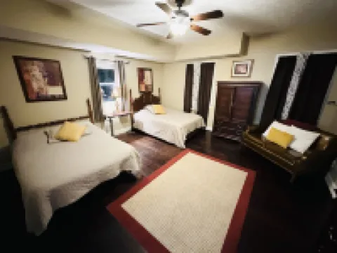 5 minutes from the Ark! Pet friendly