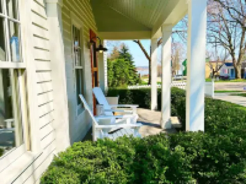 The perfect location! The Postcard Cottage in the heart of downtown Douglas. Hotels in Douglas