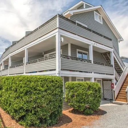Blue Zone Bungalow! 150 yards to the beach & close to cafes!