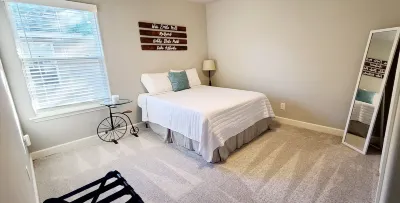 Rogers Retreat, Dog Friendly, Cozy Home. Close to Walmart Amp, Downtown Rogers