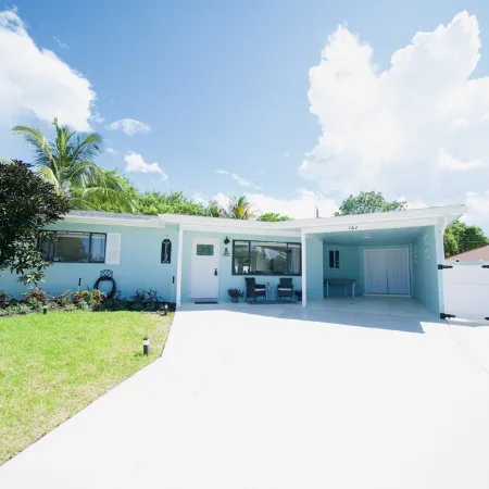 Dip n' Sip Oasis: Heated pool, close to the beach & Atlantic ave!