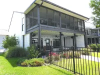 Beautiful Townhome on False River Hotel dekat Parlange Plantation