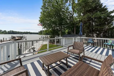 *CLEANING FEE WAIVED on 5+ Night Stay!*  Hot Tub, Dock, Fire Pit Beach/Pool