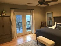 Great Location, Beautiful Mountain and Sunset Views, Hot Tub and Shuffleboard. Hotels in Fairview