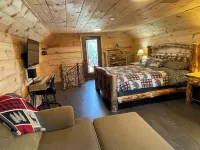 Waterside Cabin Great Fishing, 4 Beds, 2 Kayaks Gated WI-FI Parking Washer Dryer